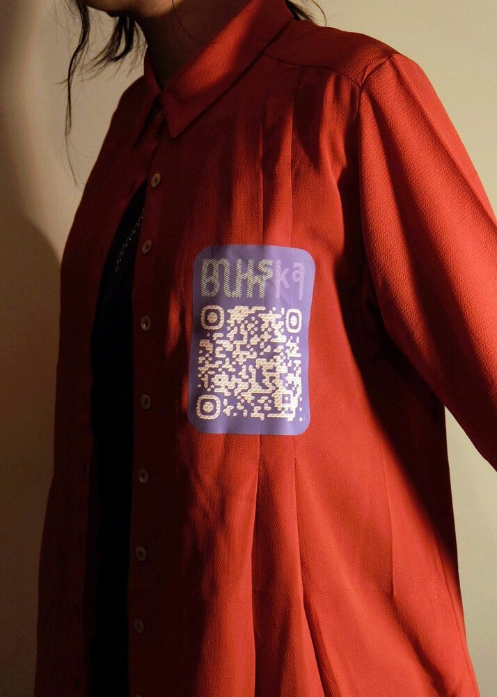 red shirt with muskabun QR print